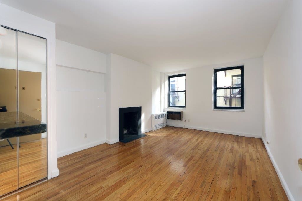 Sullivan Mews SoHo No Fee Apts Manhattan Skyline